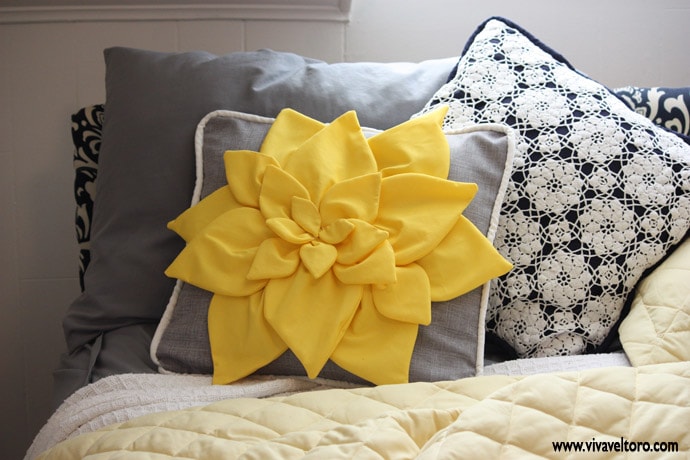 DIY Flower Pillow Tutorial - Viva Veltoro