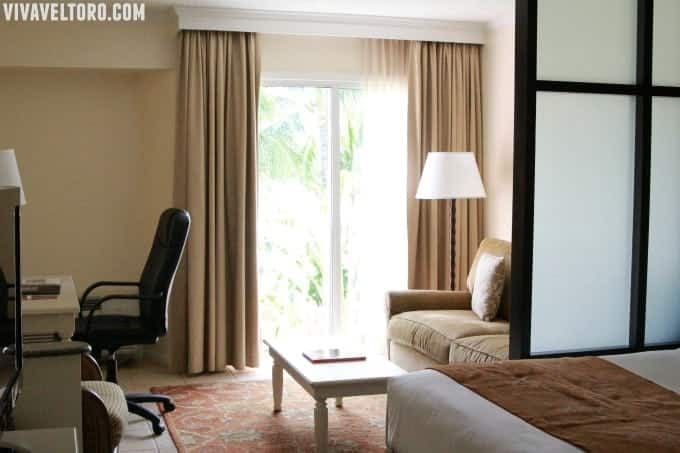 Comfort Suites Nassau Guest Room