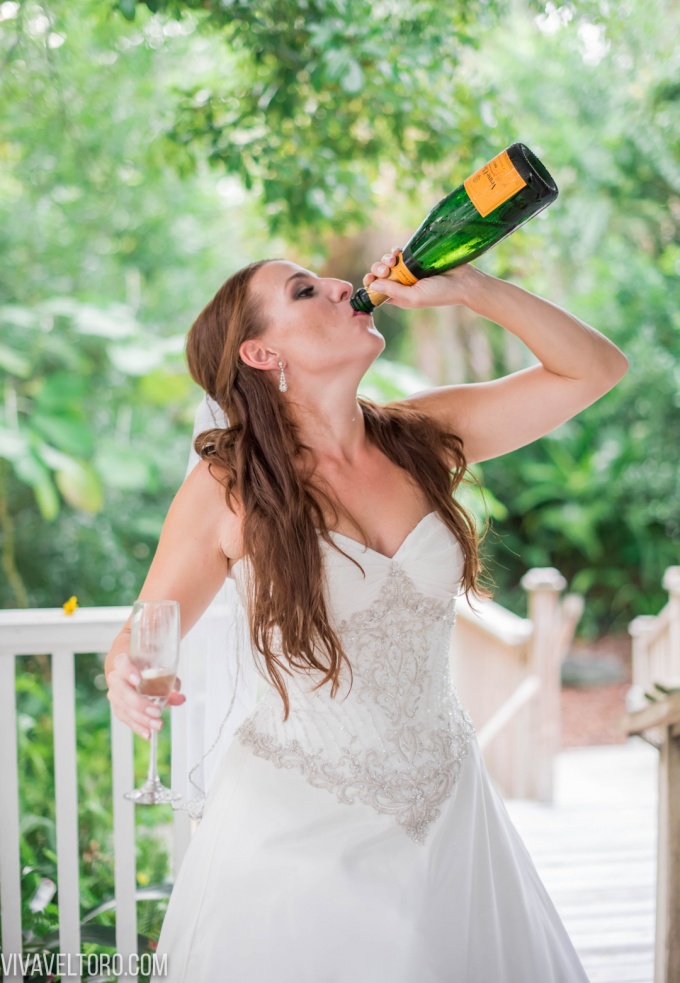 bride drinking champage